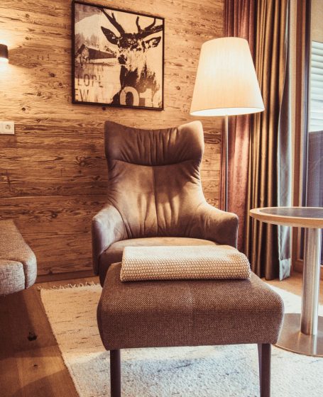 Warm and inviting living space with a leather chair, perfect for relaxation in Tirol.